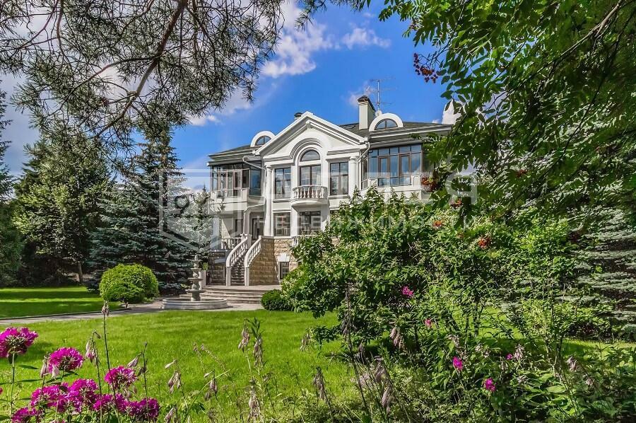 3-этажный коттедж 860 м² с отделкой