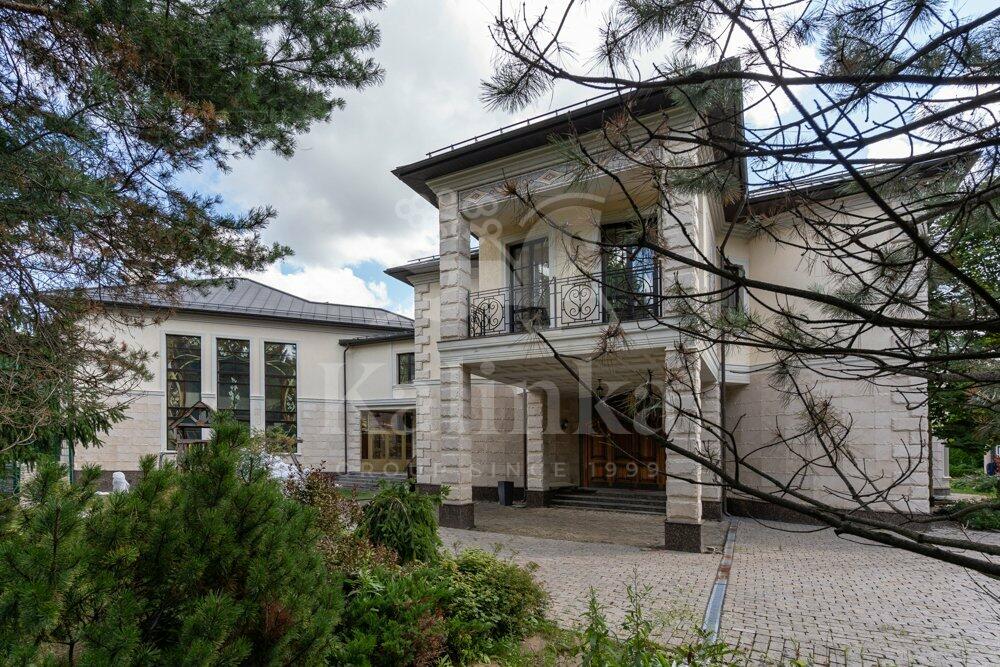 2-этажный коттедж 1 400 м² с отделкой