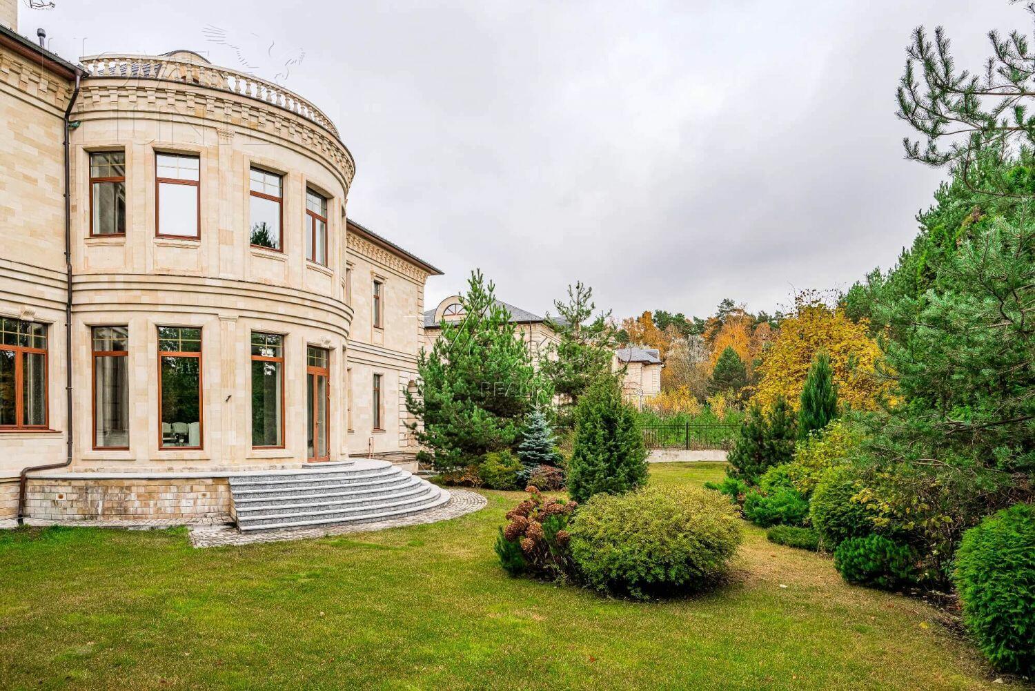 2-этажный коттедж 1 400 м² с отделкой