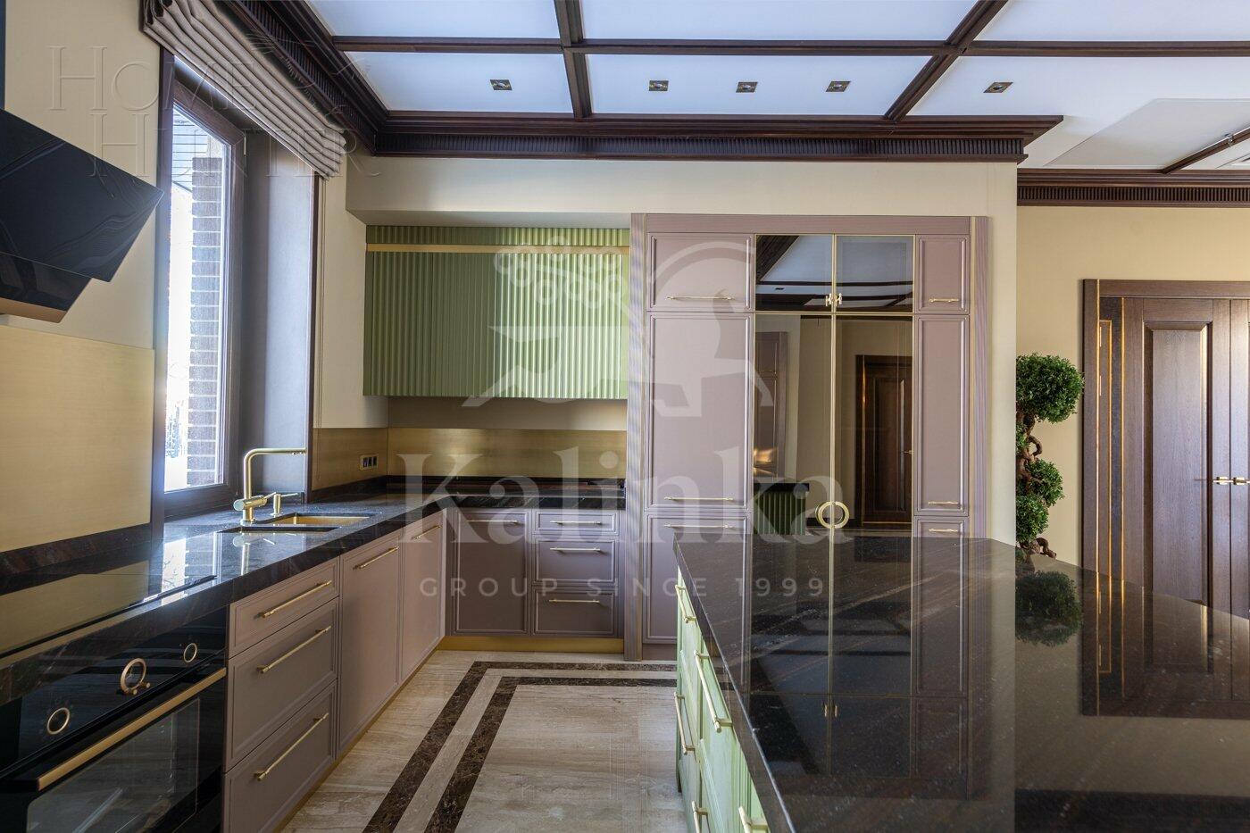 2-этажный коттедж 1 800 м² с отделкой