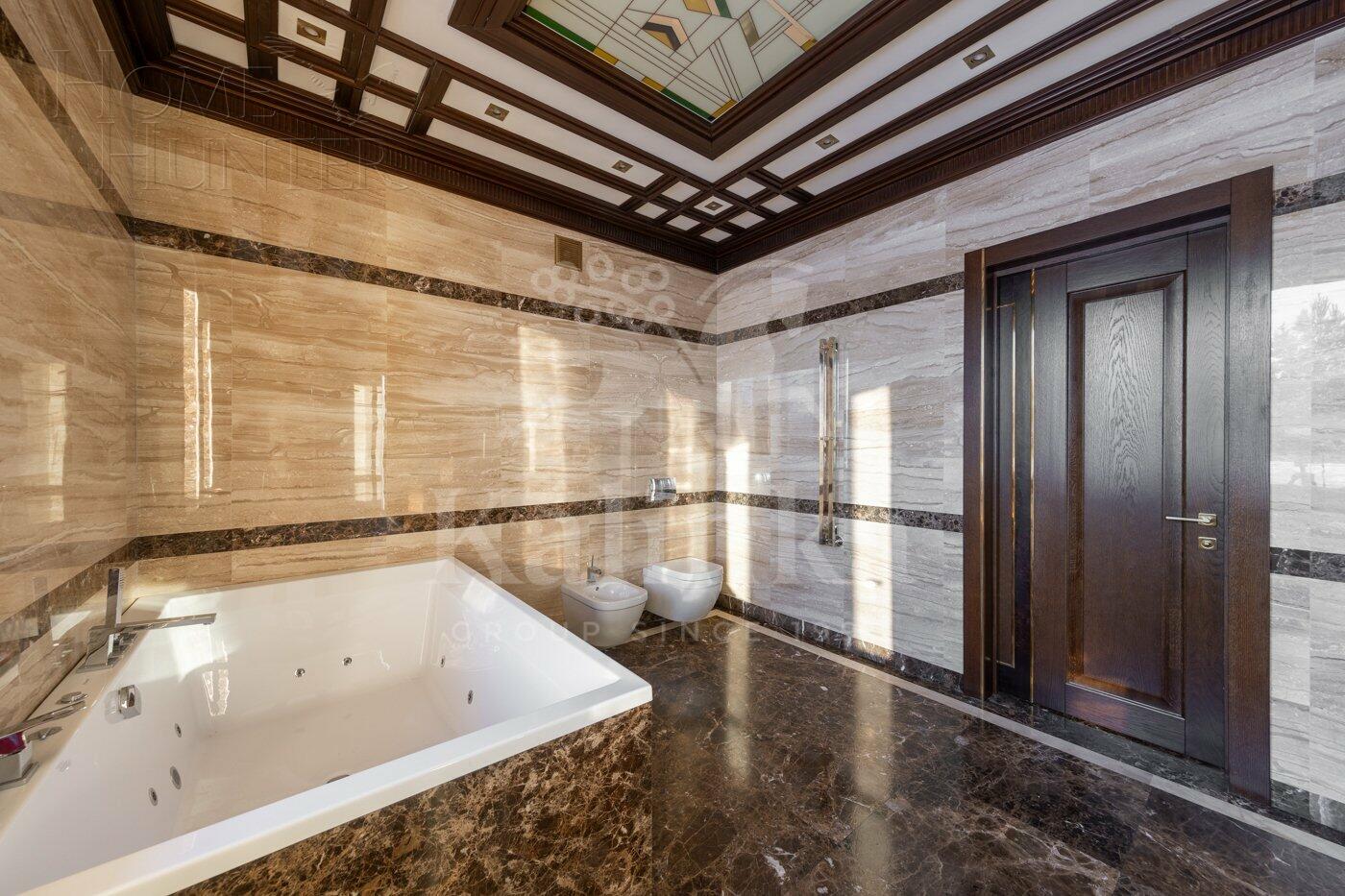 2-этажный коттедж 1 800 м² с отделкой