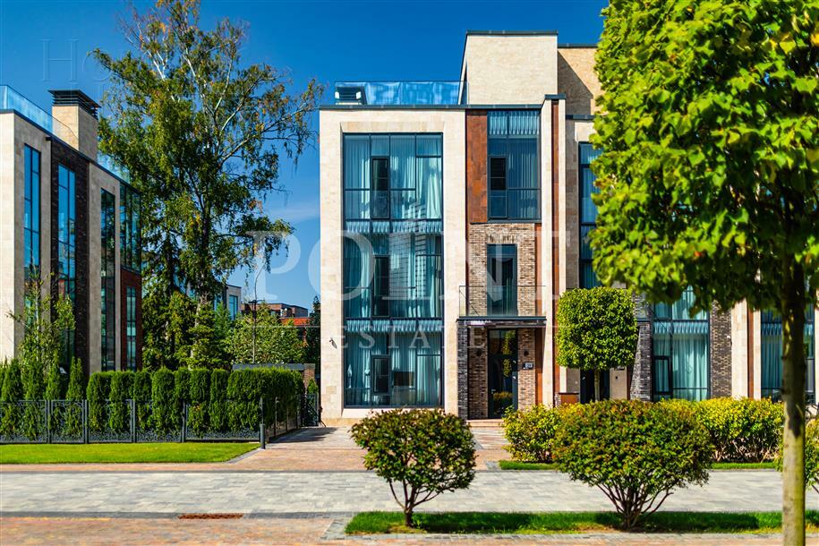 3-этажный таунхаус 310 м² с отделкой