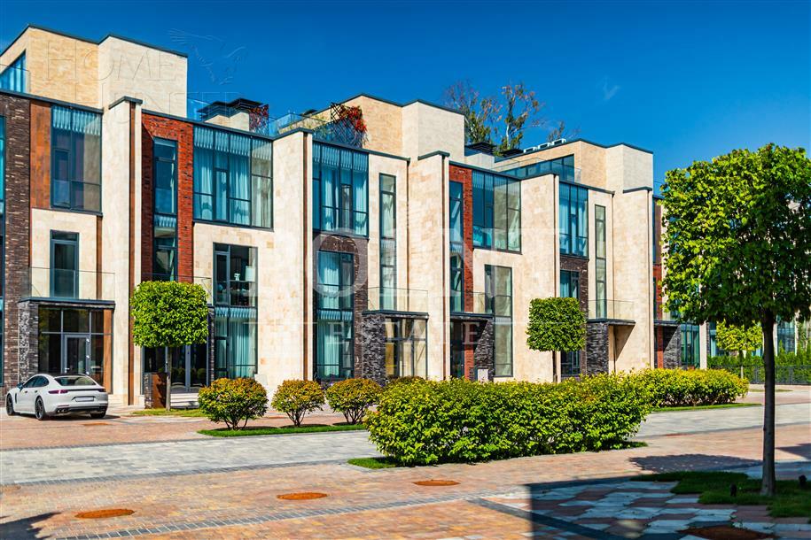 3-этажный таунхаус 310 м² с отделкой