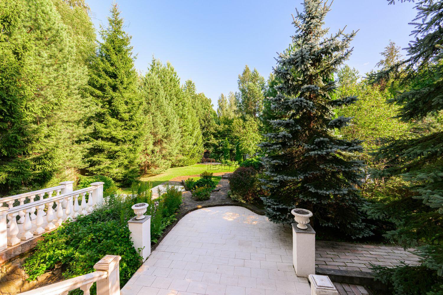 2-этажный коттедж 1 250 м² с отделкой