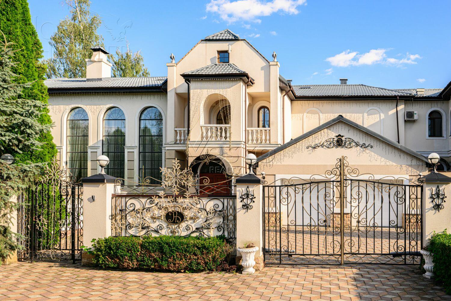 2-этажный коттедж 1 250 м² с отделкой