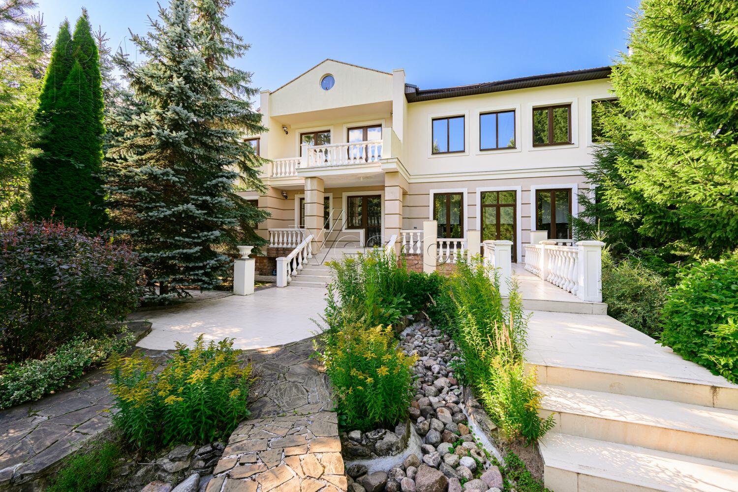 2-этажный коттедж 1 250 м² с отделкой