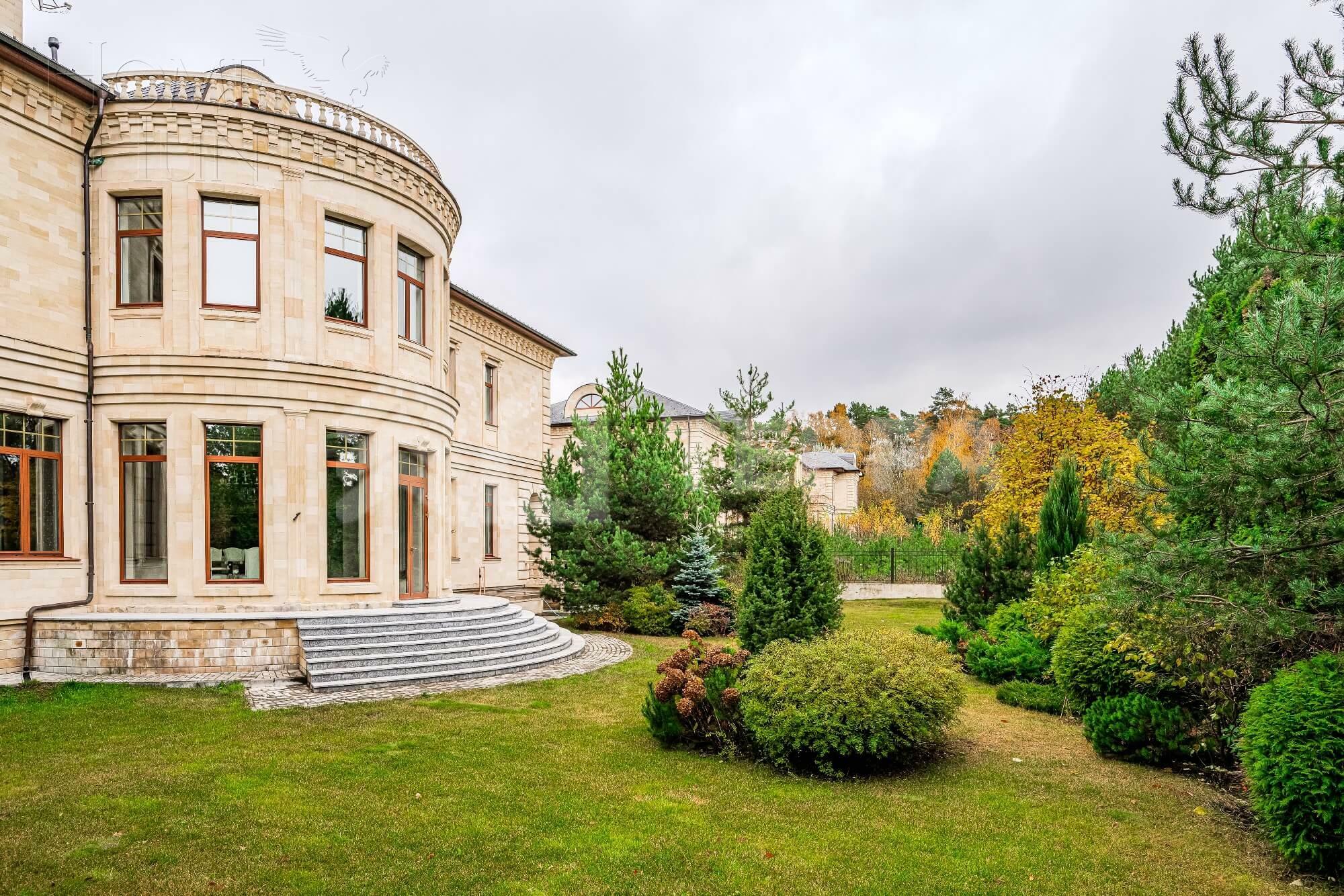 2-этажный коттедж 1 400 м² с отделкой