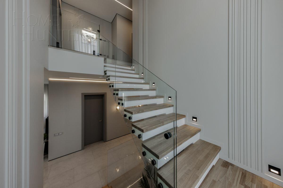 2-этажный коттедж 250 м² с отделкой