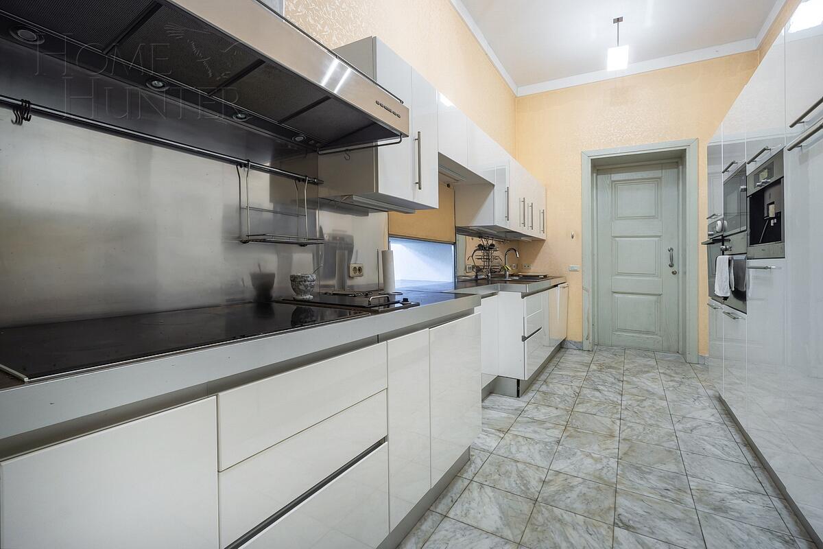 2-этажный коттедж 1 100 м² с отделкой