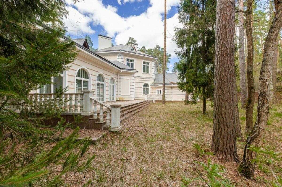 2-этажный коттедж 1 350 м² без отделки