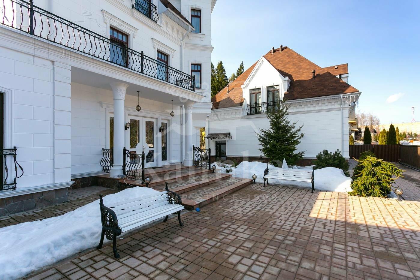 3-этажный коттедж 1 200 м² с отделкой