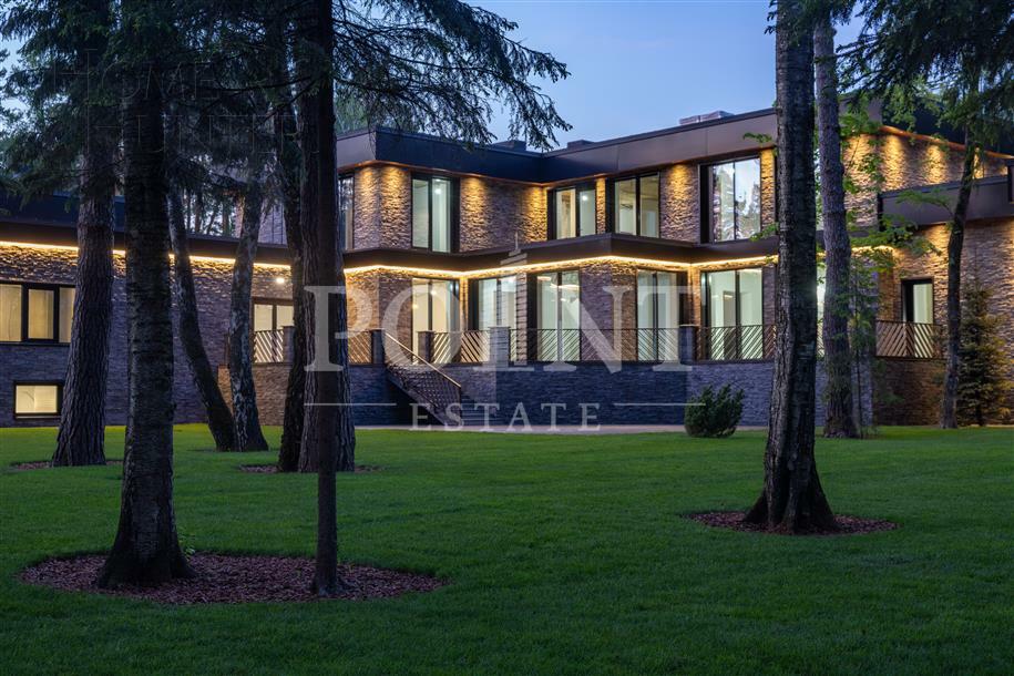 2-этажный коттедж 1 700 м² без отделки