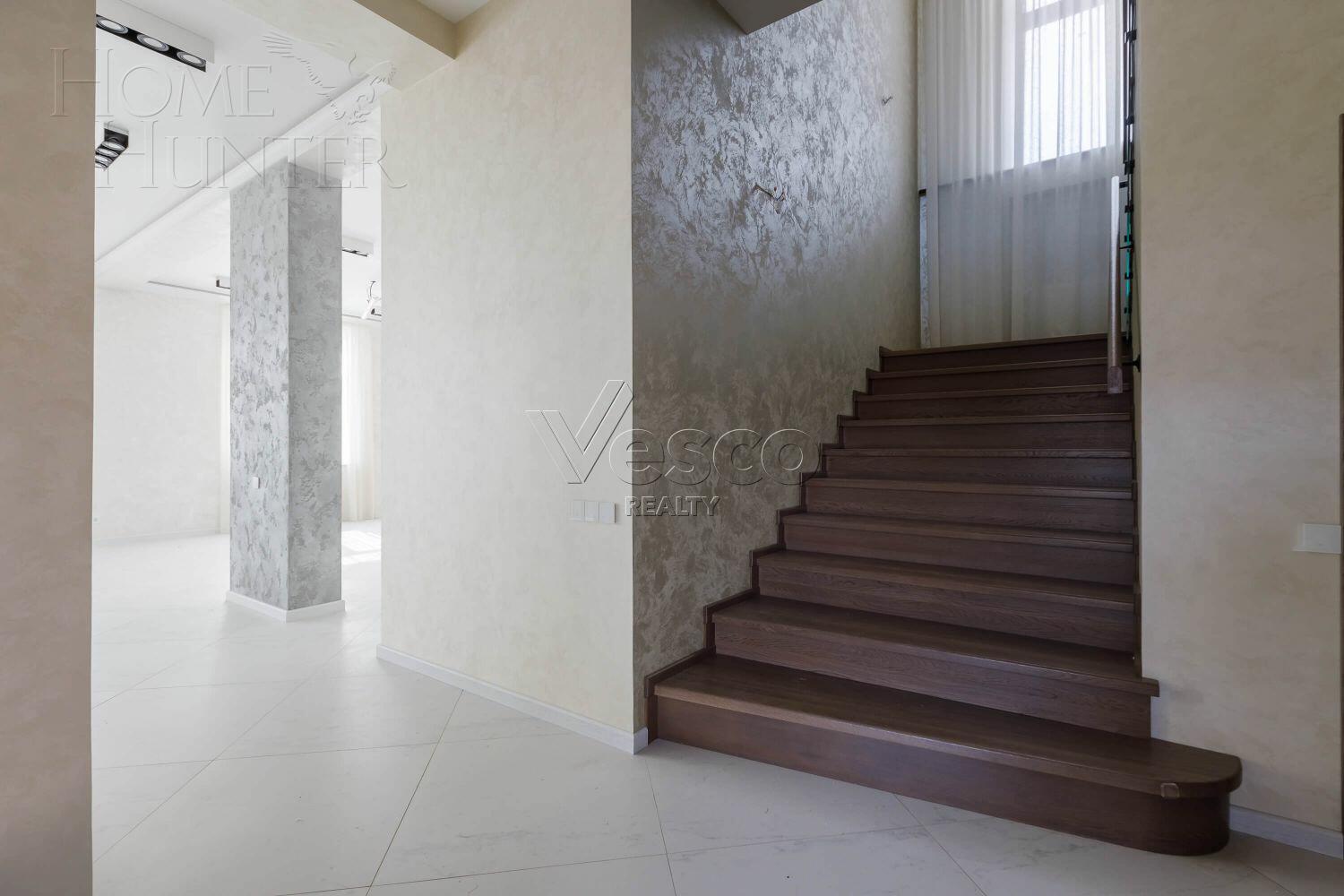 2-этажный коттедж 400 м² с отделкой