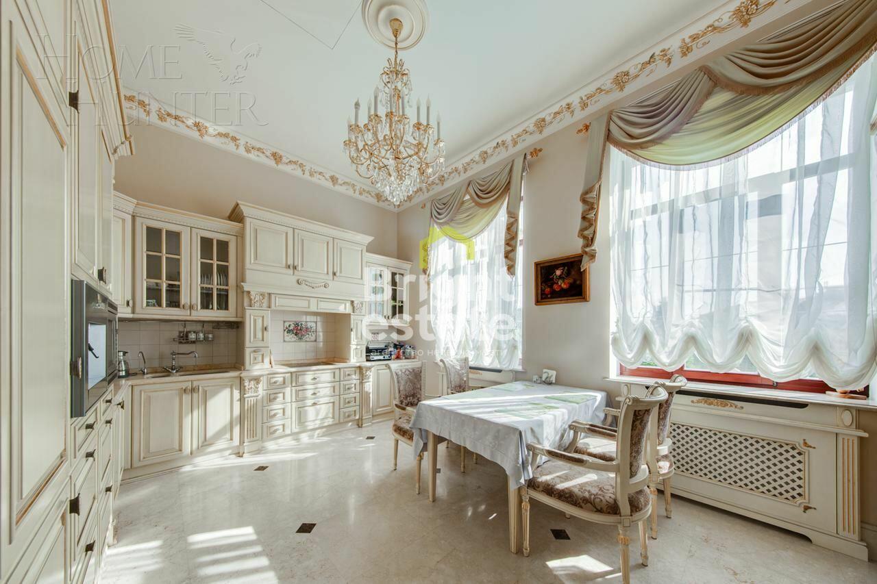 3-этажный коттедж 1 700 м² с отделкой