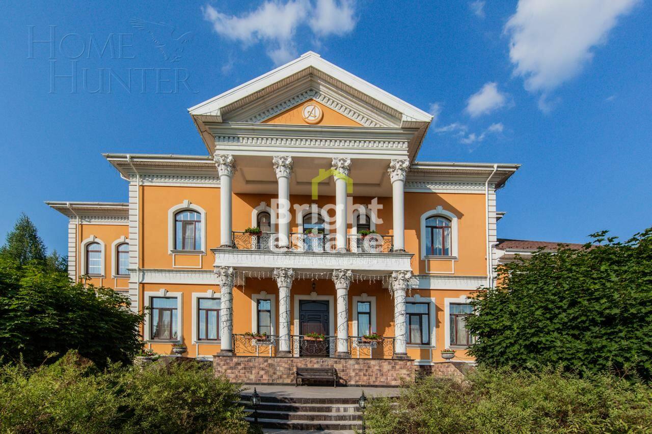 3-этажный коттедж 1 700 м² с отделкой