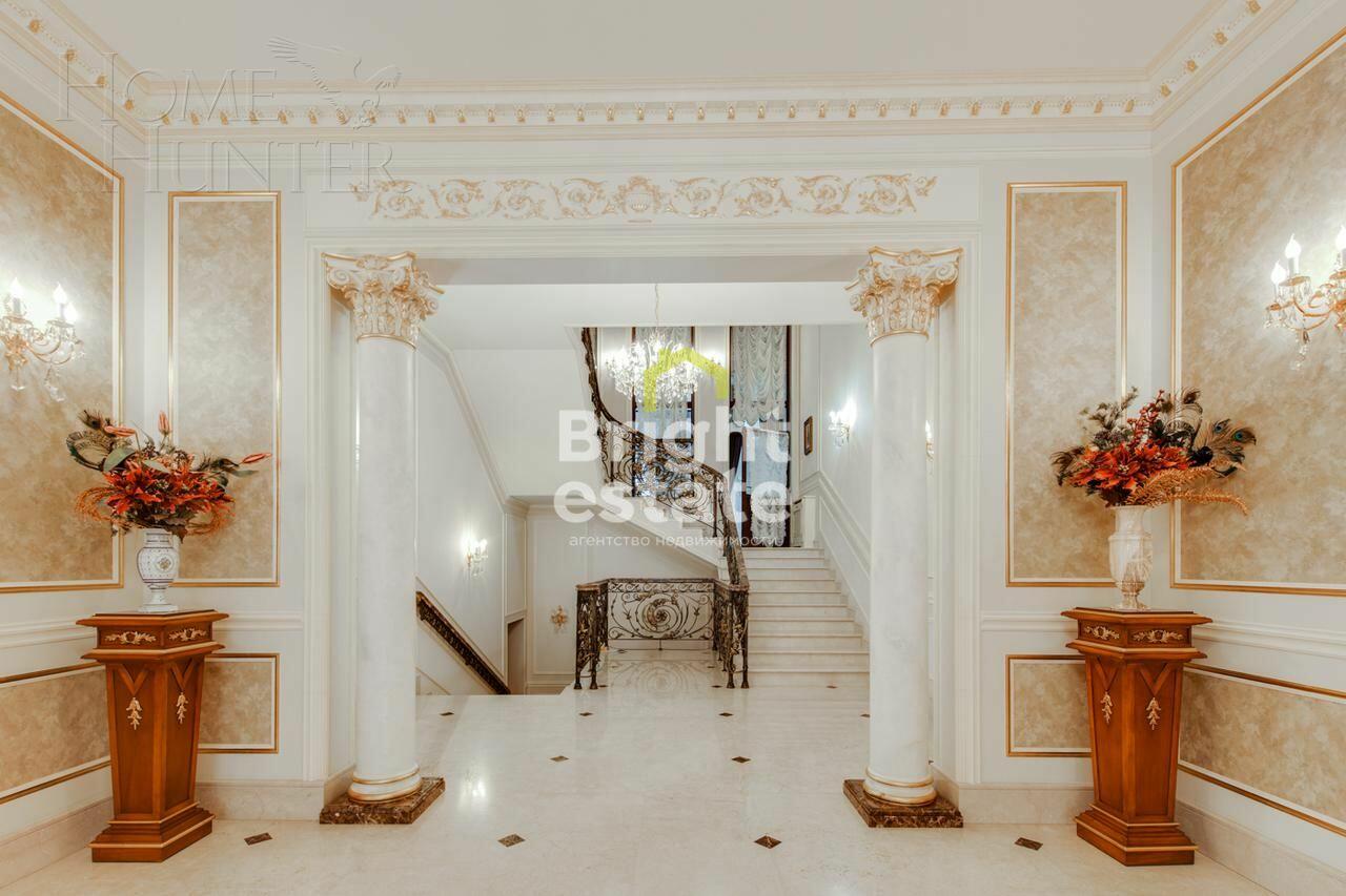 3-этажный коттедж 1 700 м² с отделкой