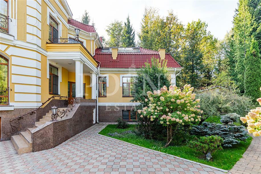 2-этажный коттедж 1 100 м² с отделкой