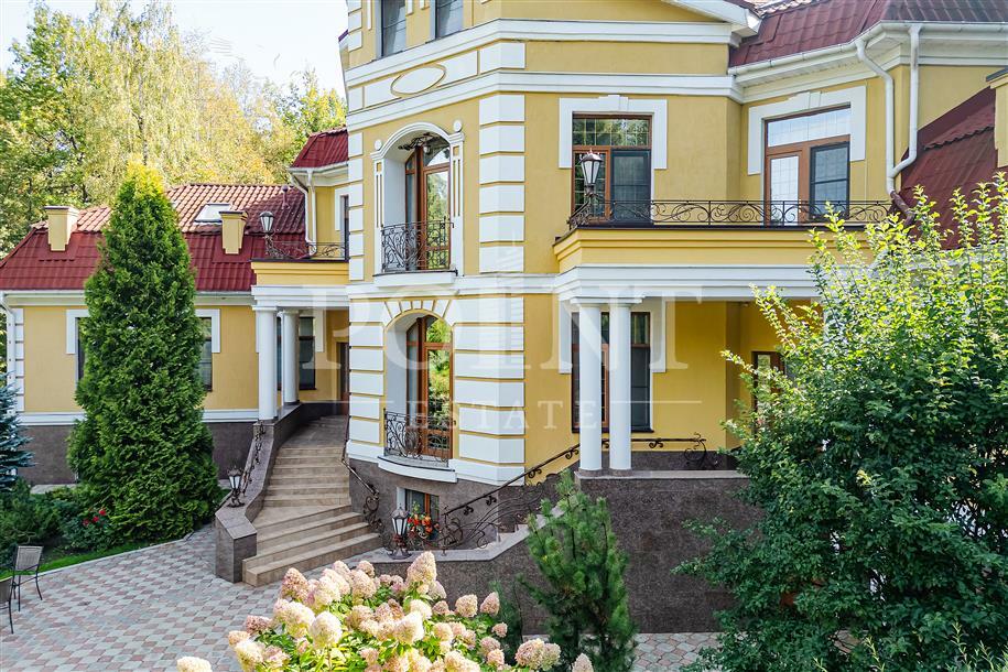 2-этажный коттедж 1 100 м² с отделкой