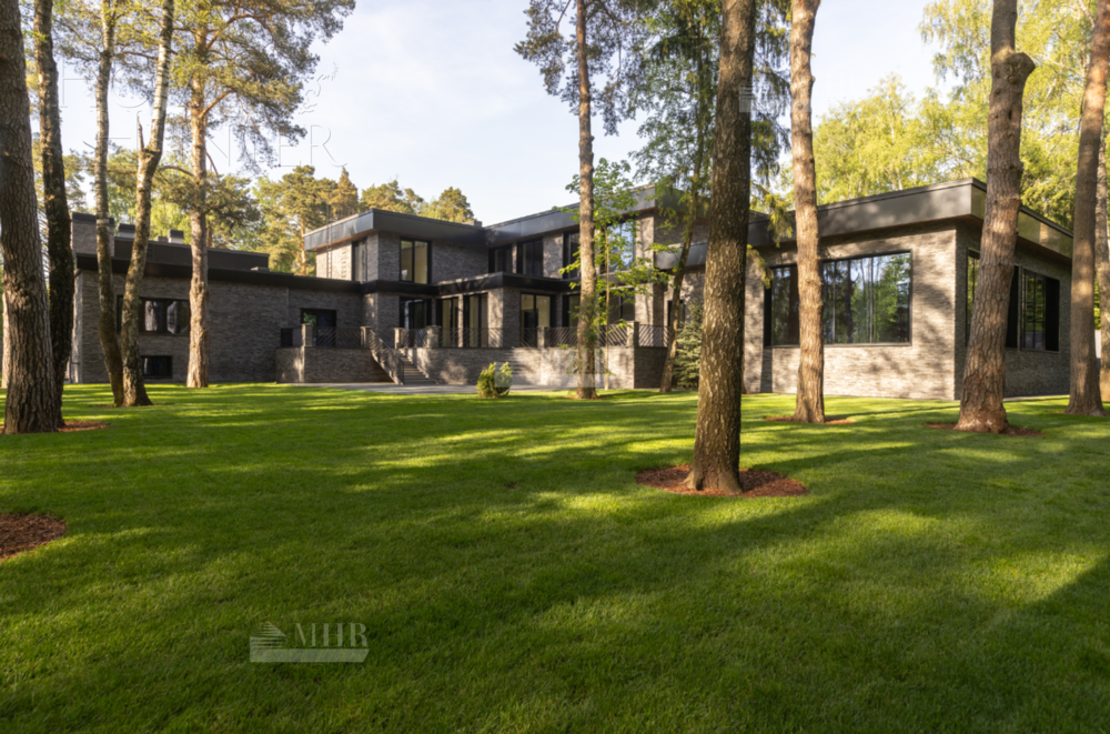 2-этажный коттедж 1 700 м² без отделки