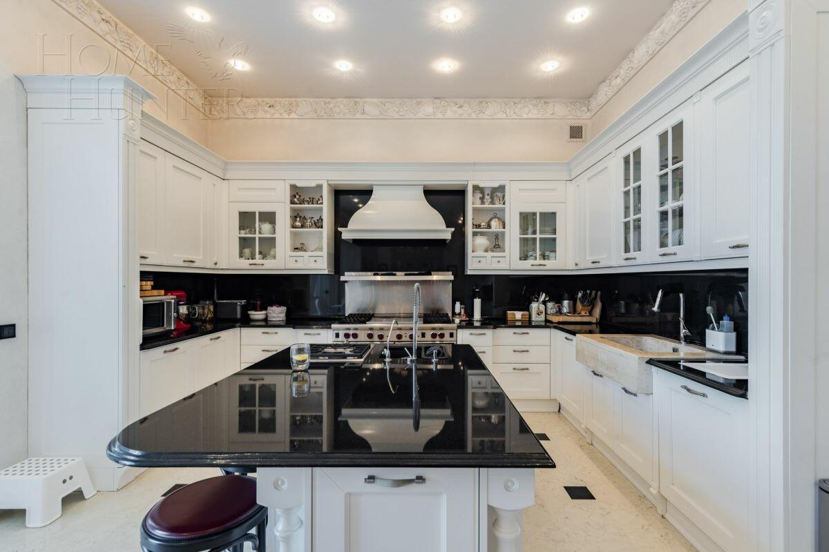 3-этажный коттедж 2 500 м² с отделкой