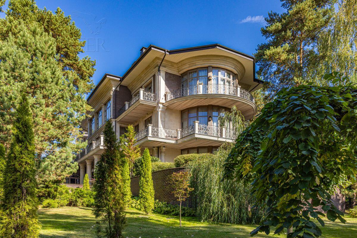 3-этажный коттедж 2 500 м² с отделкой