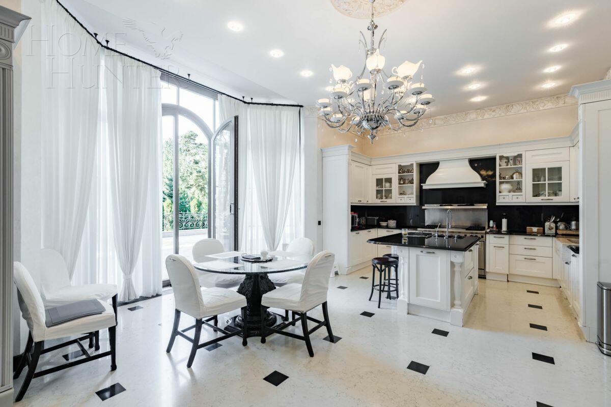 3-этажный коттедж 2 500 м² с отделкой