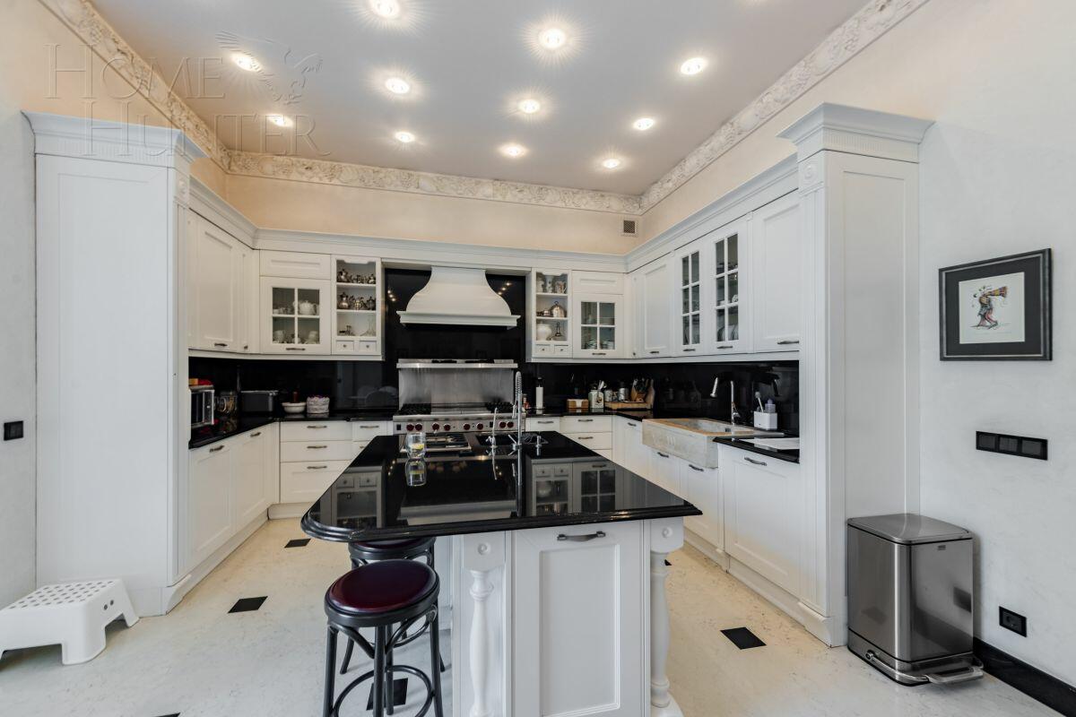 3-этажный коттедж 2 500 м² с отделкой