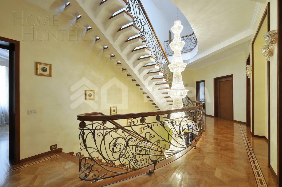 2-этажный коттедж 1 100 м² с отделкой