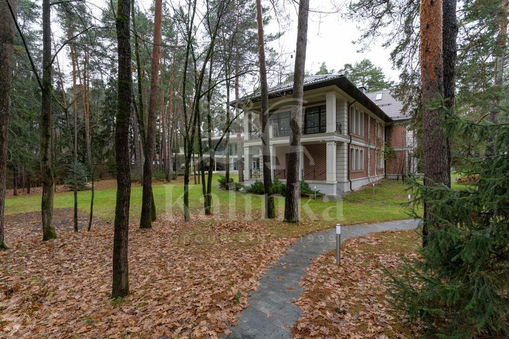 2-этажный коттедж 1 100 м² с отделкой