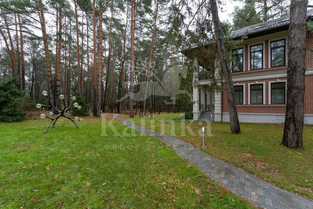 2-этажный коттедж 1 100 м² с отделкой