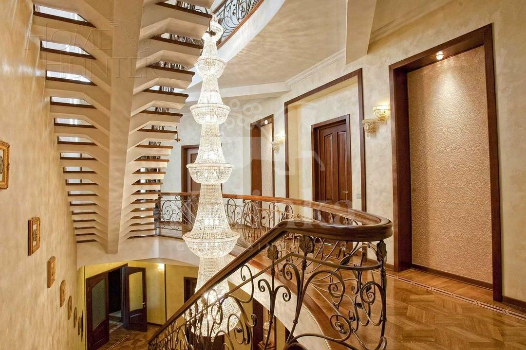 2-этажный коттедж 1 100 м² с отделкой