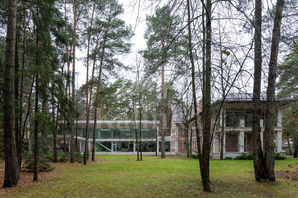 2-этажный коттедж 1 100 м² с отделкой