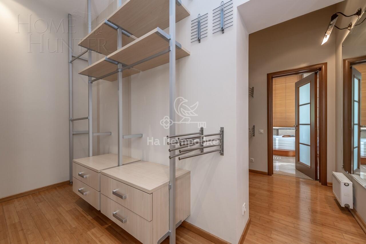 3-этажный коттедж 1 100 м² с отделкой