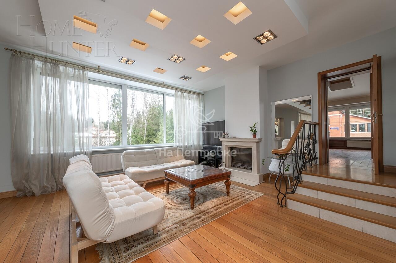 3-этажный коттедж 1 100 м² с отделкой