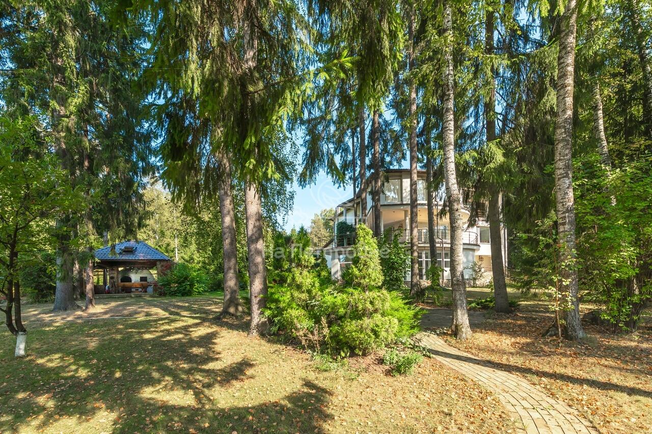 3-этажный коттедж 1 100 м² с отделкой