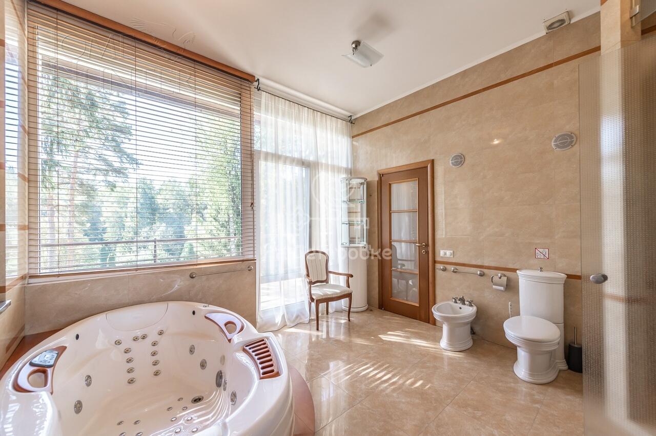 3-этажный коттедж 1 100 м² с отделкой