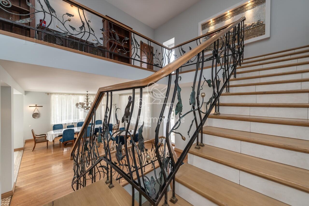 3-этажный коттедж 1 100 м² с отделкой