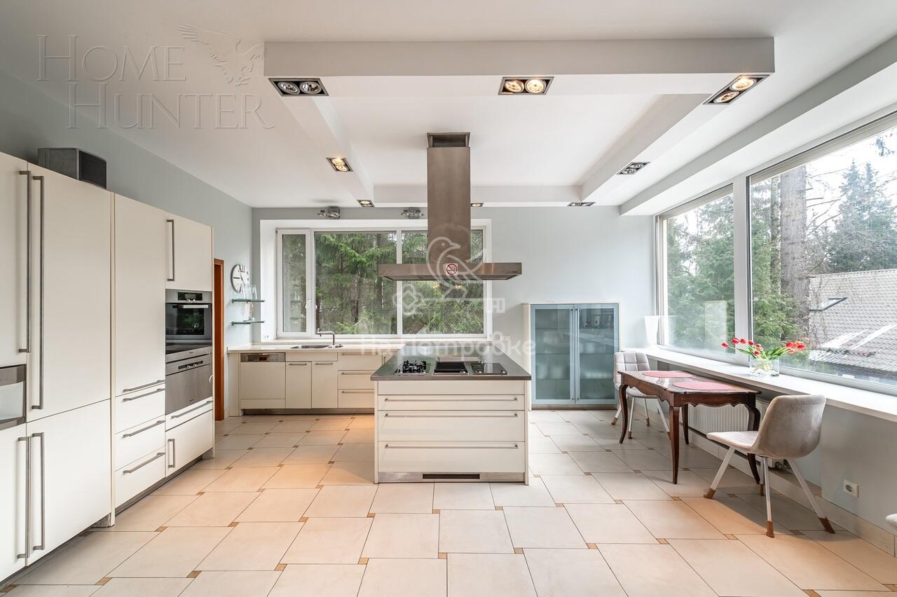 3-этажный коттедж 1 100 м² с отделкой