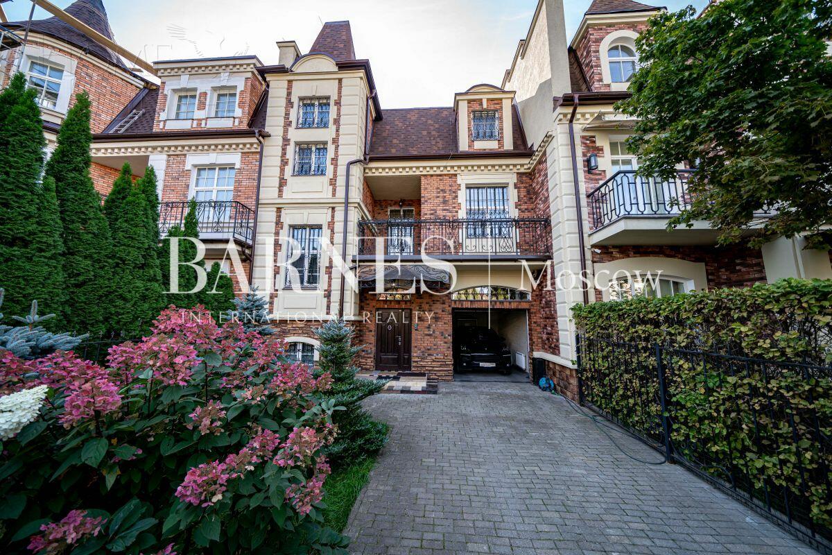 3-этажный таунхаус 293 м² с отделкой