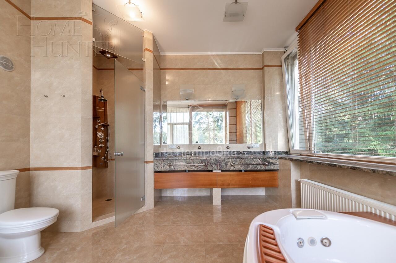 3-этажный коттедж 1 100 м² с отделкой