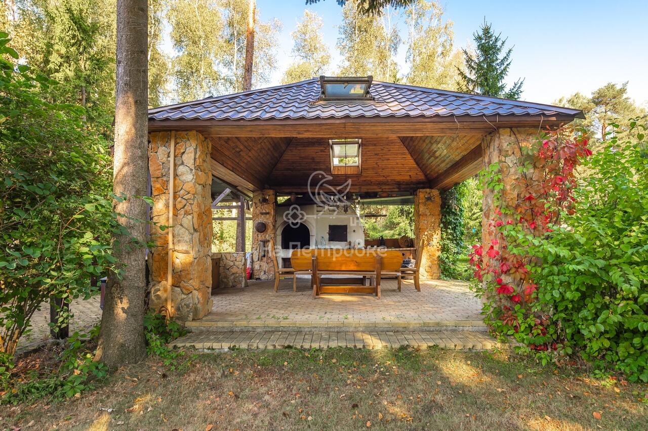 3-этажный коттедж 1 100 м² с отделкой