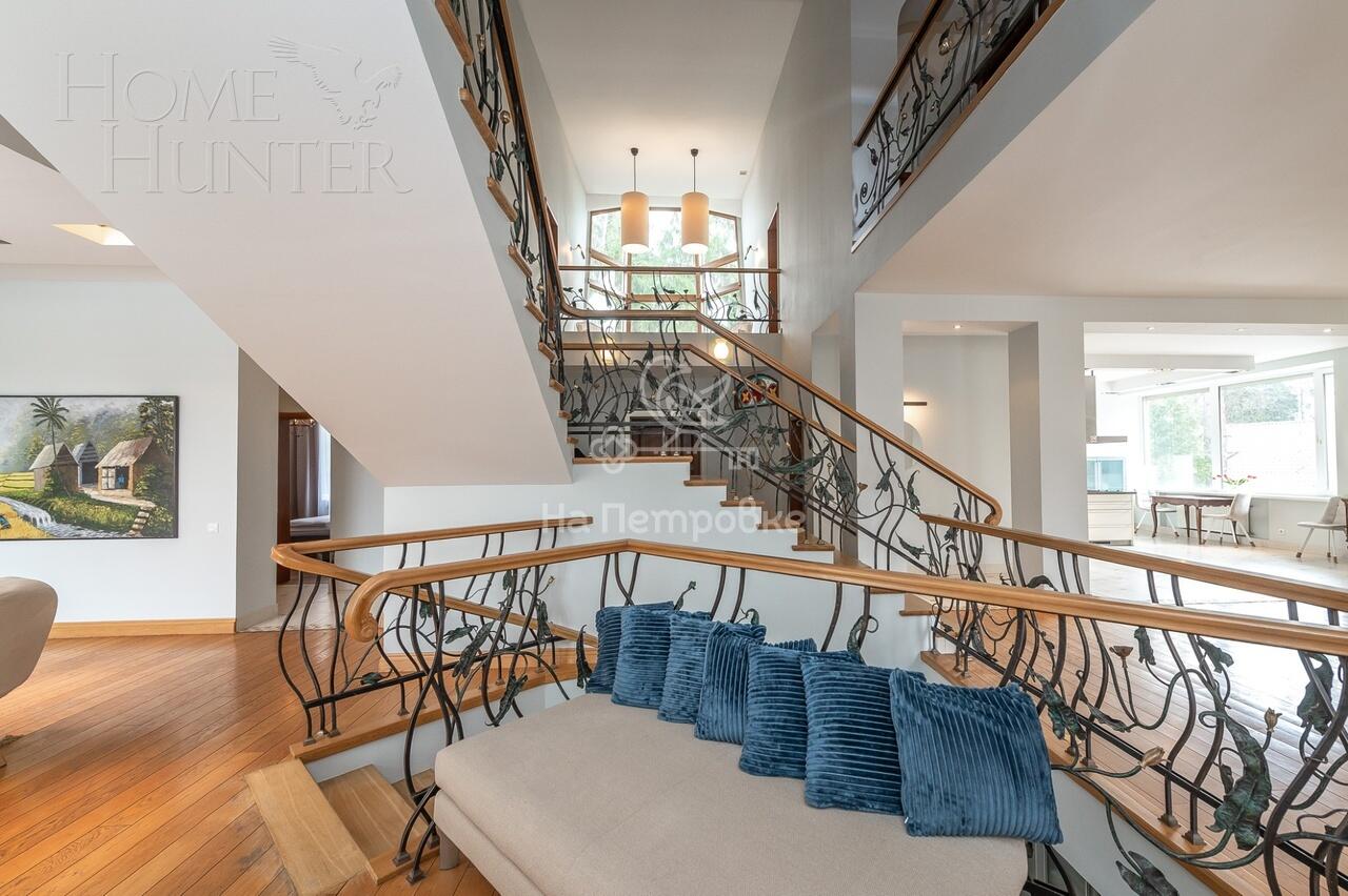 3-этажный коттедж 1 100 м² с отделкой