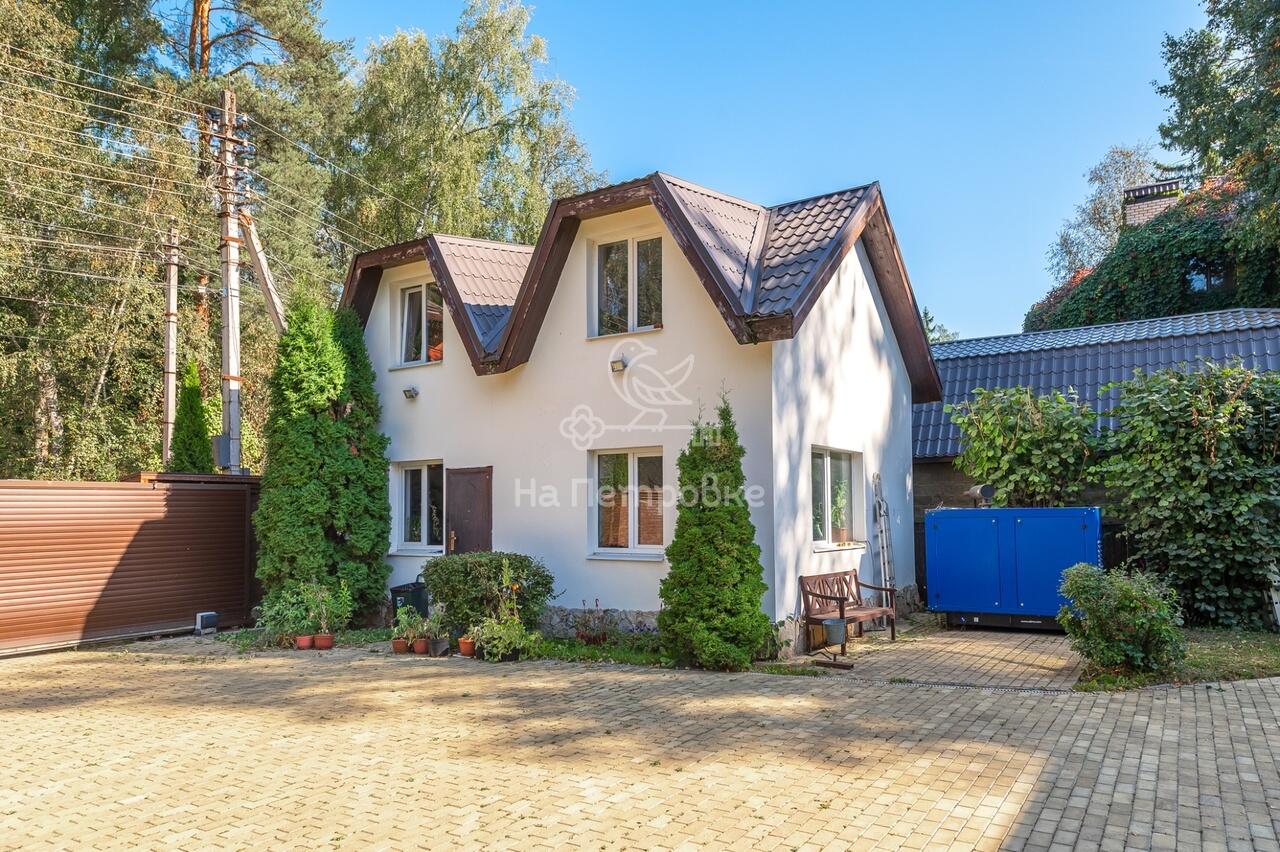 3-этажный коттедж 1 100 м² с отделкой