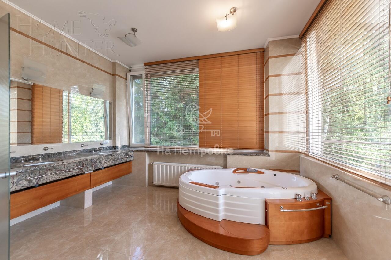 3-этажный коттедж 1 100 м² с отделкой