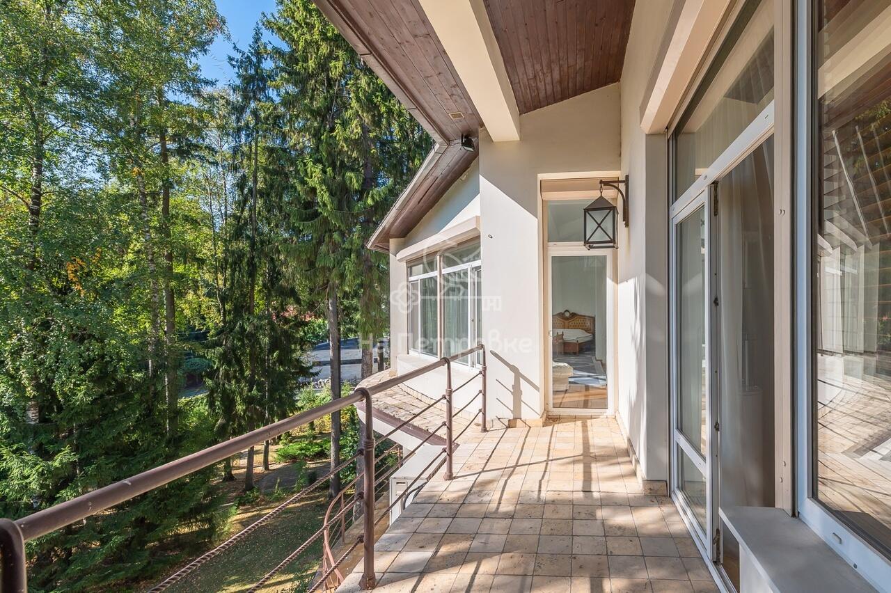 3-этажный коттедж 1 100 м² с отделкой