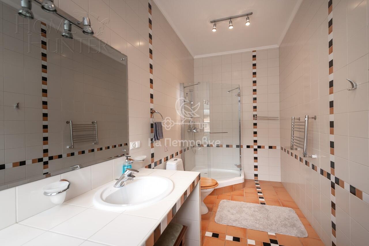 3-этажный коттедж 1 100 м² с отделкой