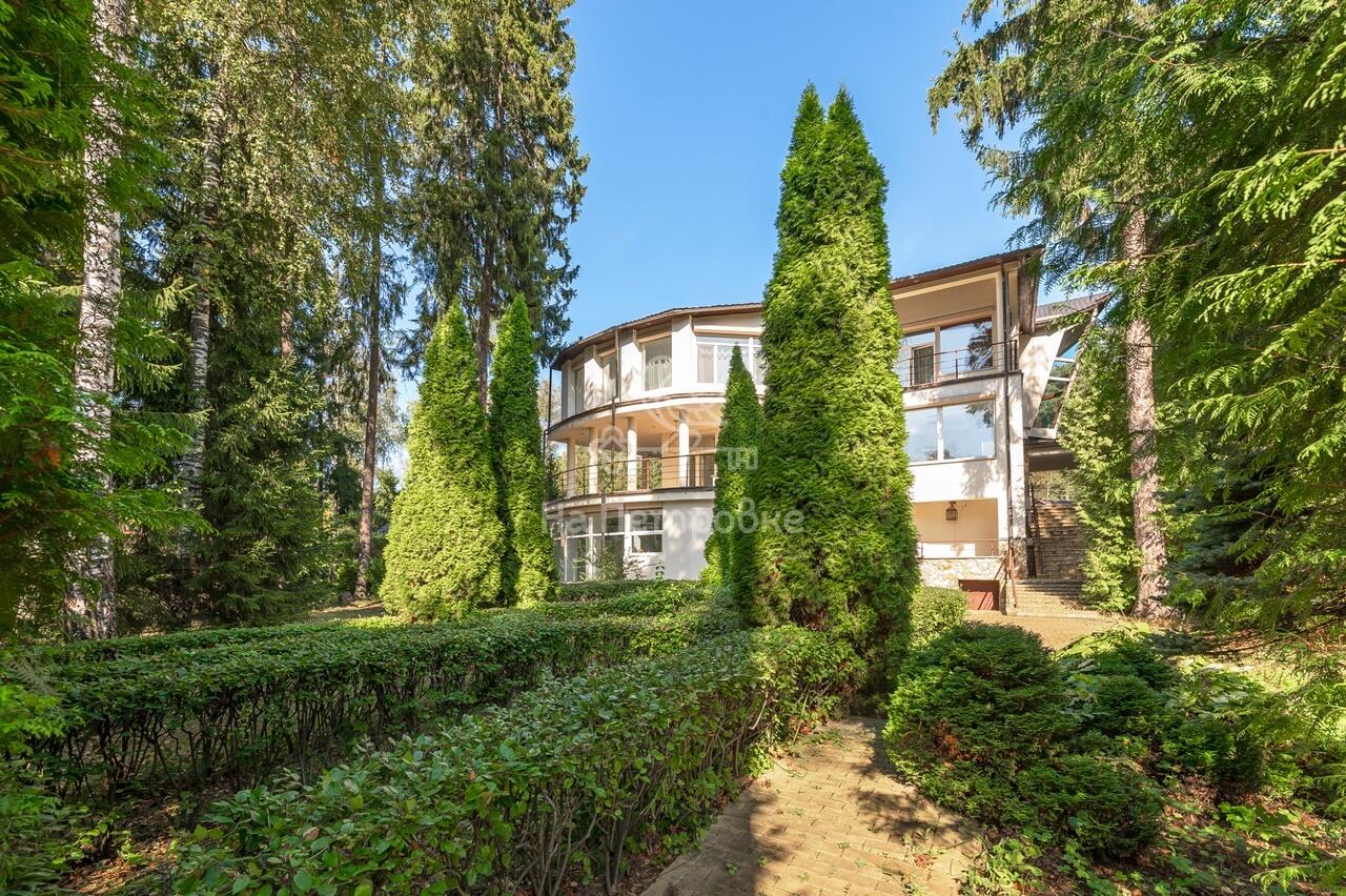 3-этажный коттедж 1 100 м² с отделкой