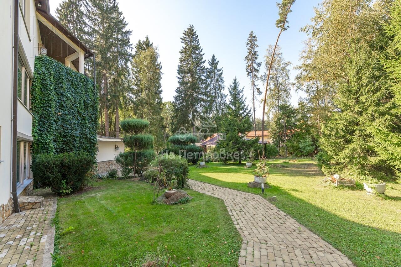 3-этажный коттедж 1 100 м² с отделкой