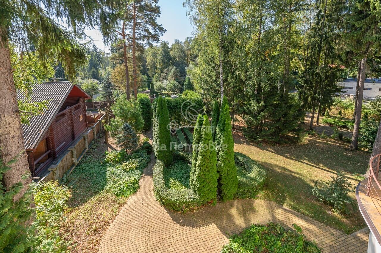 3-этажный коттедж 1 100 м² с отделкой