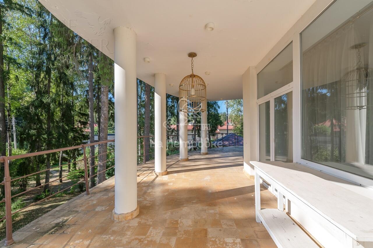 3-этажный коттедж 1 100 м² с отделкой